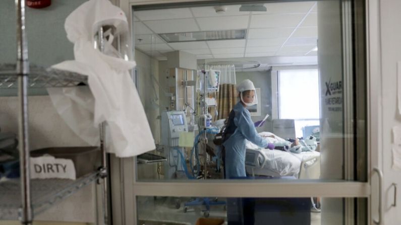 Una enfermera con equipo de protección personal (PPE) cuida a un paciente con COVID-19 en la Unidad de Cuidados Intensivos (UCI) del Hospital Sharp Memorial en medio de la pandemia de coronavirus del 6 de mayo de 2020 en San Diego, California. (Mario Tama/Getty Images)