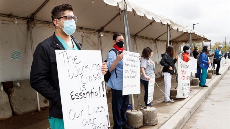 Staten Island (Estados Unidos).- Enfermeras, otros trabajadores sindicados y activistas se reúnen con los empleados de Amazon para una protesta relacionada con el Día del Trabajo frente a un almacén de distribución de Amazon en Staten Island, Nueva York, EE.UU., el 1 de mayo de 2020. EFE/EPA/JUSTIN LANE
