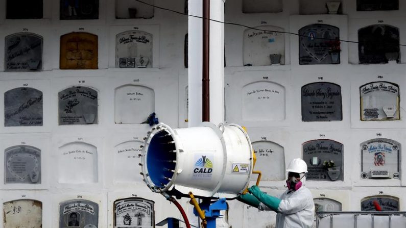 BOGOTÁ (COLOMBIA), 05/05/2020.- Un trabajador dirige un cañón nebulizador de desinfectante, para combatir el virus del PCCh, hacía las bóvedas del cementerio central, este martes en Bogotá (Colombia). EFE/ Mauricio Dueñas Castañeda
