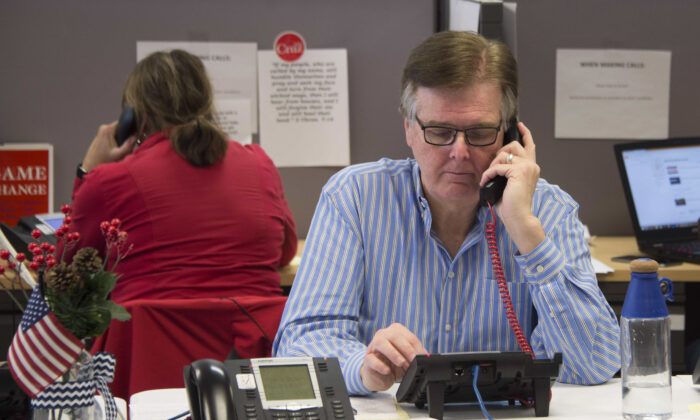 El teniente gobernador de Texas, Dan Patrick, habla por teléfono en una fotografía de archivo. (Jim Watson/AFP vía Getty Images)