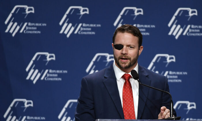 El representante de EE.UU. Dan Crenshaw (R-Texas) habla en la reunión anual de liderazgo de la Coalición Judía Republicana en Las Vegas, Nevada el 6 de abril de 2019. (Ethan Miller/Getty Images)