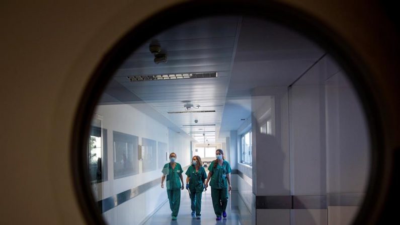 El sonido de la monitorización, de los respiradores, las alarmas y el silencio que requieren los pacientes ingresados en la UCI del Hospital San Pedro de Logroño conviven con los equipos de protección individual (EPIs) que llevan los sanitarios, quienes rechazan ser "héroes" porque solo hacen su trabajo, "muy vocacional", han explicado a Efe durante una visita a esta unidad. EFE/Raquel Manzanares
