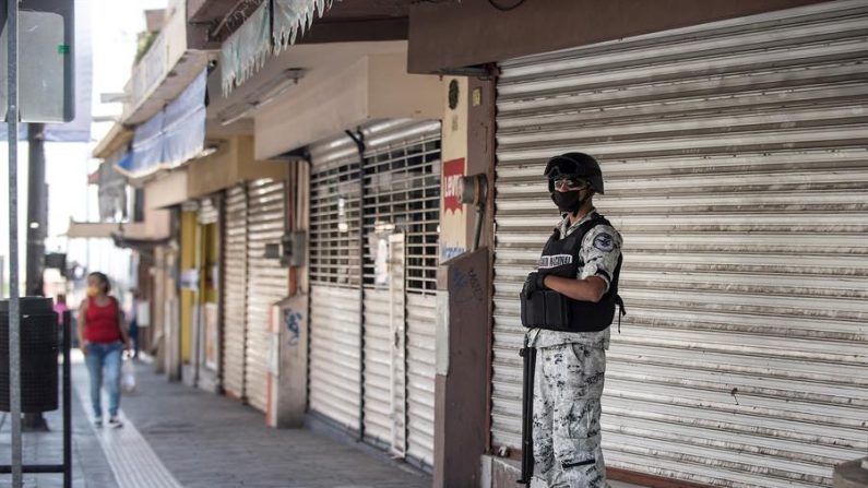 SALTILLO (MÉXICO), 27/04/2020.- Efectivos de la Guardia Nacional junto con policías municipales realizan un operativo en establecimientos comerciales no esenciales donde se da aglomeración de personas, en Saltillo, Coahuila (México). EFE/Miguel Sierra
