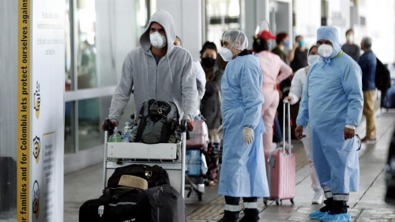 BOG200. BOGOTÁ (COLOMBIA), 22/05/2020.- Ciudadanos españoles regresan a su país este viernes desde el aeropuerto El Dorado en Bogotá (Colombia). Un grupo de 230 españoles que tuvieron que quedarse en Colombia por el cierre de cielos causado por la pandemia del coronavirus SARS-CoV-2 parte este viernes para Madrid en el tercer vuelo humanitario entre los dos países al que le seguirán otros dos antes de fin de mes. EFE/ Mauricio Dueñas Castañeda
