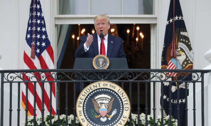El presidente Donald Trump habla desde el balcón de Truman durante una ceremonia de "Rolling to Remember: honrando a los veteranos de nuestra nación y a los prisioneros de guerra y desaparecidos" en la Casa Blanca el 22 de mayo de 2020. (Alex Wong/Getty Images)