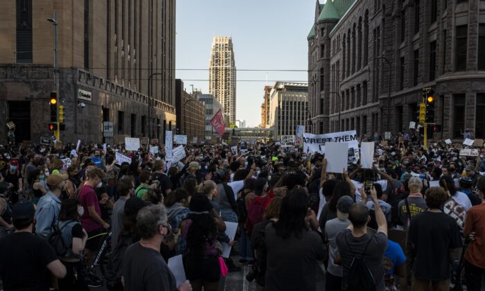 Los manifestantes marchan por la calle en el centro de Minneapolis, Minn. el 28 de mayo de 2020. (Stephen Maturen/Getty Images)
