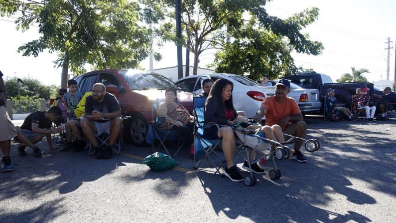 Un grupo de ciudadanos permanece en un parque por temor a réplicas tras el sismo registrado el martes 07 de enero de 2020, en la entrada de la ciudad de Ponce (Puerto Rico). EFE/ Thais Llorca/Archivo