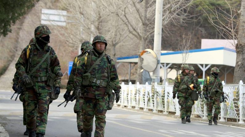 Un puesto militar de Corea del Sur fue alcanzado este domingo por disparos provenientes del lado norcoreano de la frontera que separa a ambos países, según informó el Ejército surcoreano. EFE/JEON HEON-KYUN
