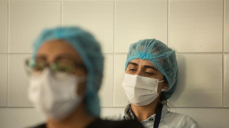 Personal de salud del Hospital Nacional Especializado en Villa Nueva (Guatemala). EFE/Esteban Biba/Archivo
