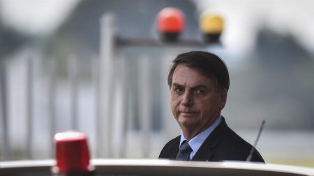 Justicia vuelve a suspender decisión que obliga al presidente Bolsonaro a divulgar su test