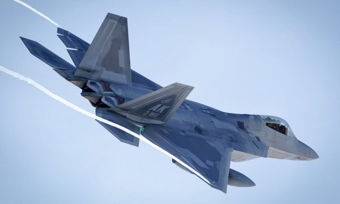 Un F-22 Raptor en Alaska (Facebook/3rd Wing @JBER3WG - USAF)