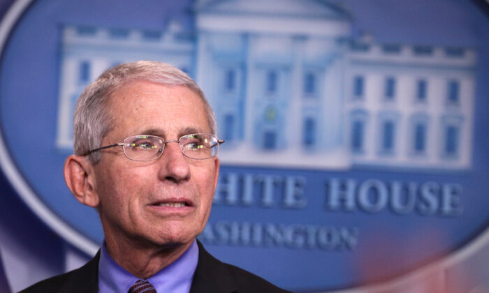 El director del Instituto Nacional de Alergias y Enfermedades Infecciosas, Anthony Fauci, escucha durante la sesión informativa diaria sobre coronavirus, en la Sala de Prensa Brady, en la Casa Blanca, en Washington, el 9 de abril de 2020. (Alex Wong/Getty Images)