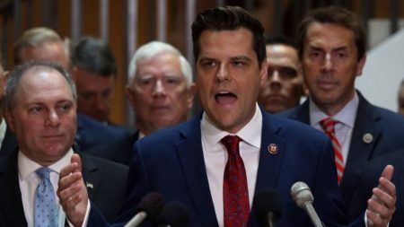 Matt Gaetz presenta “Ley Pandémica” para deportar a inmigrantes ilegales detenidos ante la pandemia