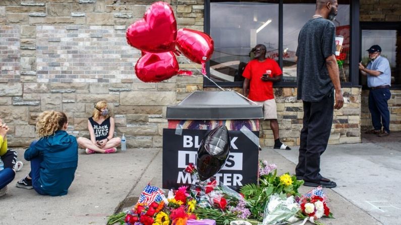 Un monumento en memoria de George Floyd, que murió bajo custodia el 26 de mayo de 2020, se ve en Minneapolis, Minnesota. (Kerem Yucel / AFP) (Kerem Yucel/AFP vía Getty Images)