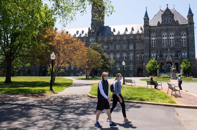 El campus de la Universidad de Georgetown se ve casi vacío ya que las clases fueron canceladas debido a la pandemia, en Washington, el 7 de mayo de 2020. (Saul Loeb/AFP/Getty Images)