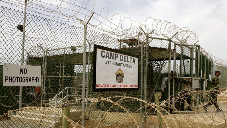 Un soldado camina a través de una puerta en el Campamento Delta de la Base Naval de Guantánamo el 23 de agosto de 2004 en Guantánamo, Cuba. (Mark Wilson/Getty Images)