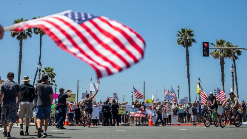 Los manifestantes se reúnen en una protesta en Huntington Beach, California, el 1 de mayo de 2020. (Apu Gomes/Getty Images)