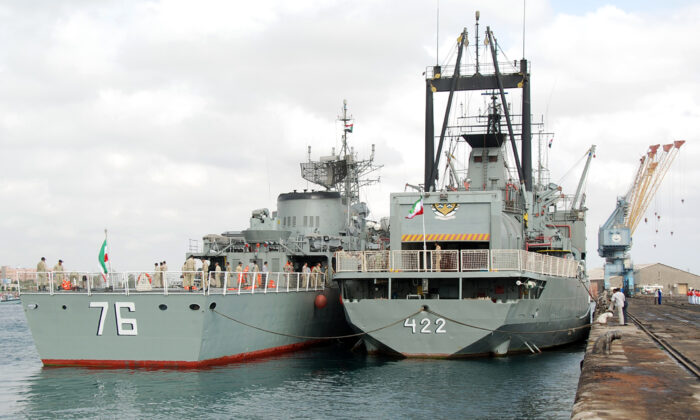 Dos buques de guerra iraníes atracan en la ciudad sudanesa de Port Sudan, en el Mar Rojo, el 8 de diciembre de 2012. (AFP vía Getty Images)