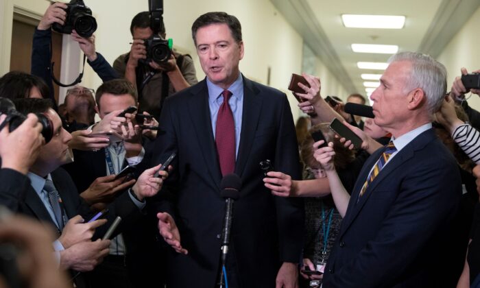 El exdirector del FBI James Comey (C) habla con los reporteros después de una reunión cerrada del Comité Judicial de la Cámara para escuchar su testimonio, en Capitol Hill en Washington el 7 de diciembre de 2018. (Alex Edelman / AFP / Getty Images)