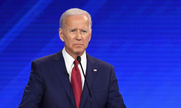 El aspirante a la presidencia demócrata, el exvicepresidente Joe Biden, habla durante un debate de primarias en Houston, Texas, el 12 de septiembre de 2019. (Robyn Beck/AFP vía Getty Images)