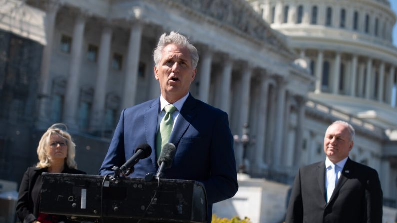 El líder de la minoría de la Cámara de Representantes Kevin McCarthy (D-Calif.) habla en una conferencia de prensa en Washington el 22 de abril de 2020. (Saul Loeb/AFP vía Getty Images)