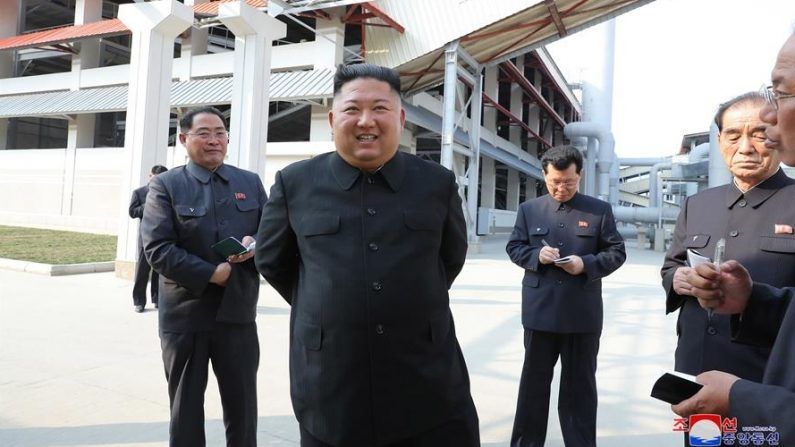 Una foto publicada por la Agencia Central de Noticias de Corea del Norte (KCNA) muestra al líder norcoreano Kim Jong Un asistiendo a una ceremonia de finalización de una fábrica, que ha sido construida como la base de producción del fertilizante Juche, en Sunchon, Corea del Norte, el 1 de mayo de 2020 (EFE/EPA/KCNA)