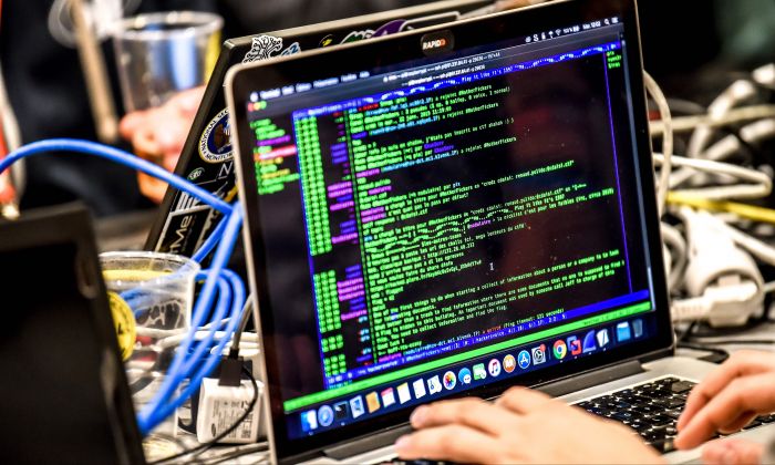 Una persona entrega una carga útil de ordenador mientras trabaja en un ordenador portátil durante el 11º Foro Internacional de Ciberseguridad en Lille, Francia, el 22 de enero de 2019. (Philippe Huguen/AFP/Getty Images)