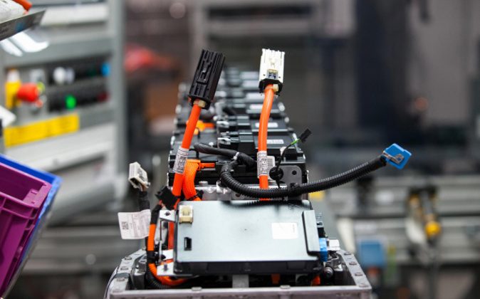 Línea de producción de baterías de iones de litio en la planta de fabricación de automóviles de Bayerische Motoren Werke AG (BMW) en Dingolfing, Alemania, el jueves 21 de agosto de 2014. (Krisztian Bocsi/Bloomberg vía Getty Images)