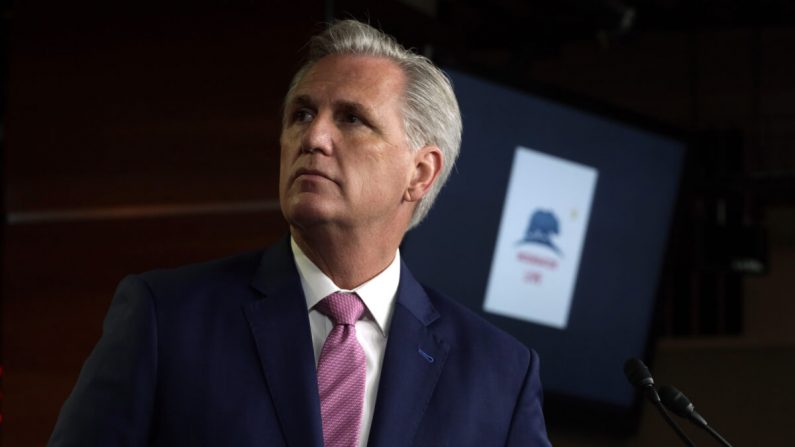 El Representante del Líder de la Minoría de la Cámara de Representantes de EE.UU. Kevin McCarthy (R-CA) escucha durante una conferencia de prensa semanal en el Capitolio de EE.UU. en Washington, el 7 de mayo de 2020. (Alex Wong/Getty Images)