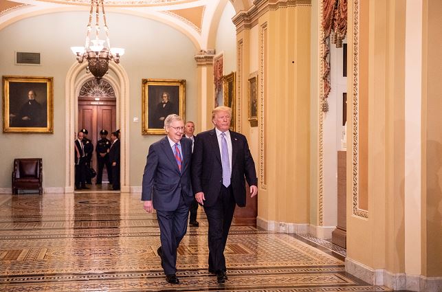 El entonces presidente Donald Trump y el entonces líder de la Mayoría del Senado, Mitch McConnell, llegan al almuerzo de política republicana del Senado en el Capitolio de EE. UU. en Washington, el 15 de mayo de 2018. (Samira Bouaou/The Epoch Times)