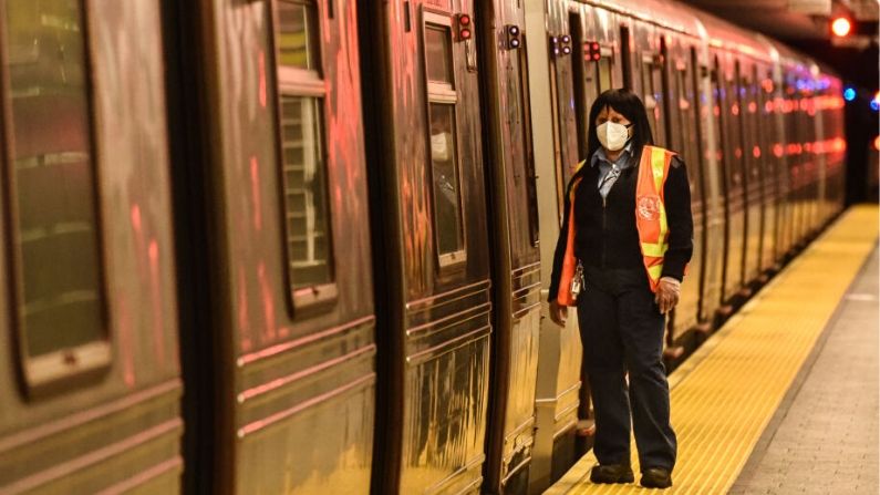 Un trabajador del metro espera que un tren subterráneo de la ciudad de Nueva York salga de la estación el 4 de mayo de 2020 en la ciudad de Nueva York. (Stephanie Keith/Getty Images)