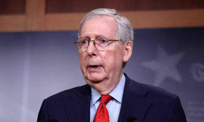 El líder de la mayoría del Senado, el senador Mitch McConnell (R-Ky.), habla durante una sesión informativa en el Capitolio de EE.UU. en Washington el 21 de abril de 2020. (Chip Somodevilla/Getty Images)
