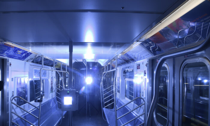 Demostración de tecnología de desinfección UV en la instalación de mantenimiento de Corona en la ciudad de Nueva York el 19 de mayo de 2020. (Marc A. Hermann/MTA New York City Transit)