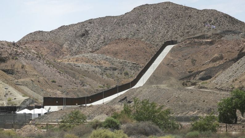 Una sección del muro fronterizo construido por We Build The Wall Inc. se levanta el 26 de junio de 2019 en Sunland Park, Nuevo México. (Mario Tama/Getty Images) 
