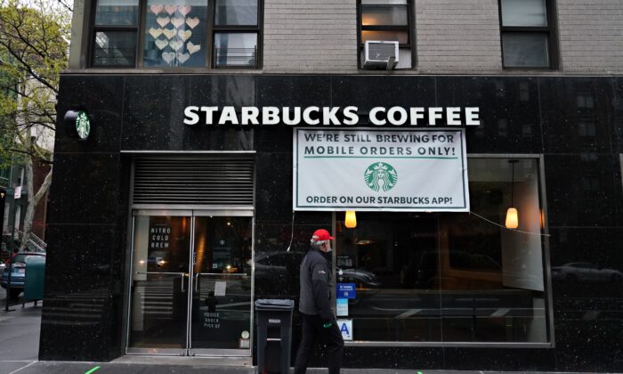 Imagen de un Starbucks Coffee abierto exclusivamente para pedidos por celular durante la pandemia de COVID-19 en la ciudad de Nueva York el 24 de abril de 2020. (Cindy Ord/Getty Images)