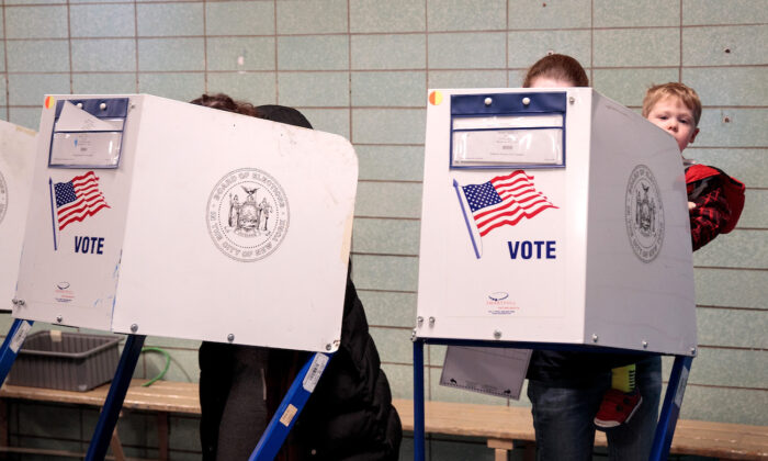 La gente vota en un centro de votación de una escuela pública de Nueva York el 8 de noviembre de 2016. (Drew Angerer/Getty Images)