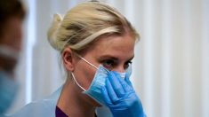 Cuidadora uniformada en Reino Unido cae en lágrimas cuando compradora la acusa de “propagar gérmenes”