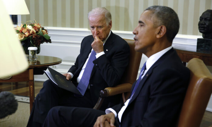 El expresidente Barack Obama (Der.) y el exvicepresidente Joe Biden hablan en el Despacho Oval de la Casa Blanca en Washington el 17 de octubre de 2016. (Yuri Gripas/AFP a través de Getty Images)
