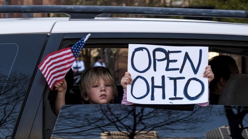 Los manifestantes se reúnen en la Casa del Estado de Ohio para protestar por la orden de "quedarse en casa" en Columbus, Ohio, el 20 de abril de 2020. (Matthew Hatcher/Getty Images)