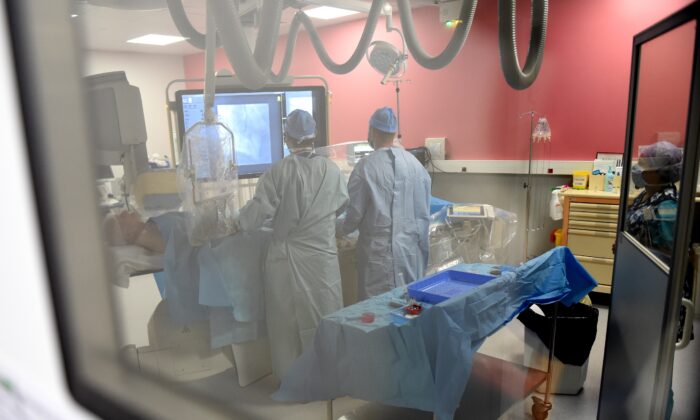 Los radiólogos están trabajando para tratar a un paciente que sufre de COVID-19 en el hospital Jean Bernard de Valenciennes, Francia, el 5 de mayo de 2020. (Francois Lo Presti/AFP vía Getty Images)