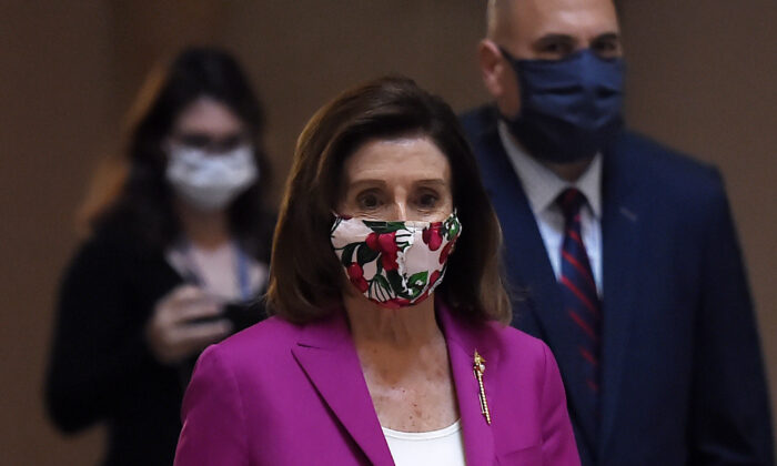 La presidenta de la Cámara de Representantes, Nancy Pelosi, pasa por la Sala de Estatuas del Capitolio de EE.UU. en Washington el 15 de mayo de 2020. (Olivier Douliery/AFP/Getty Images)