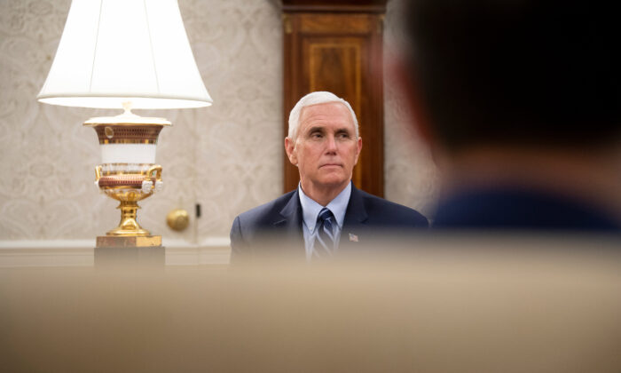 El vicepresidente Mike Pence escucha en la Oficina Oval de la Casa Blanca, en Washington, el 7 de mayo de 2020. (Brendan Smialowski/AFP/Getty Images)
 
