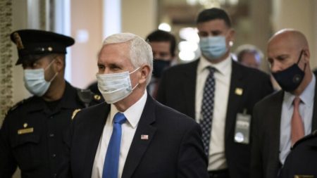 A diferencia de Trump, Pence no está tomando hidroxicloroquina