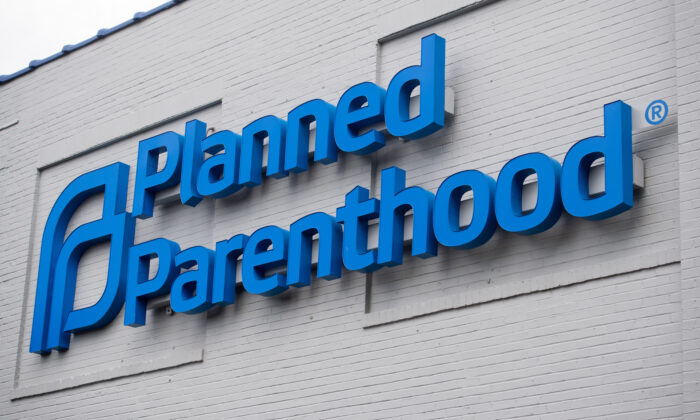 Logo de Planned Parenthood afuera del Centro de Servicios de Salud Reproductiva de Planned Parenthood en St. Louis, Missouri, el 30 de mayo de 2019. (Saul Loeb/Getty Images)
