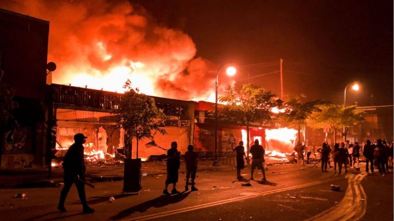 Las llamas se levantan de una licorería y tiendas cerca de la Tercera Comisaría de Policía en Minneapolis, Minnesota, el 28 de mayo de 2020. (Kerem Yucel/AFP vía Getty Images)
