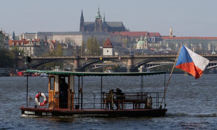 Un transbordador fluvial navega por el río Moldava conectando dos lados de la ciudad y una de las islas de Praga, República Checa, el 11 de abril de 2019. (Joe Klamar/AFP/Getty Images)