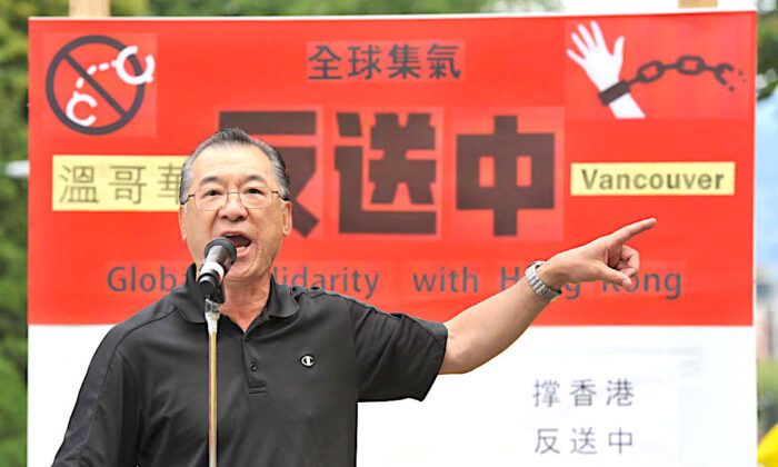 El organizador del rally, Kenneth Tung, se dirige a los manifestantes reunidos frente al consulado chino en Vancouver el 9 de junio de 2019, para protestar contra una controvertida ley de extradición propuesta por el gobierno de Hong Kong, pro-Beijing, para facilitar las extradiciones a China. (Don MacKinnon/AFP vía Getty Images)