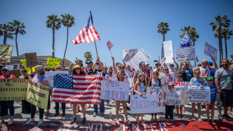 Los manifestantes se reúnen en una manifestación en Huntington Beach, California, el 1 de mayo de 2020. (Apu Gomes/Getty Images)