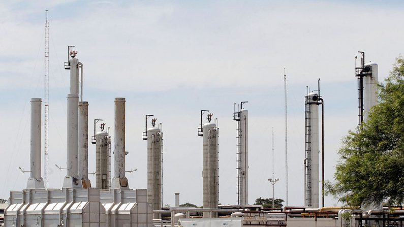 Foto de archivo de la refinería española Repsol (AIZAR RALDES/AFP via Getty Images)