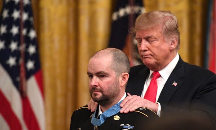 El presidente Donald Trump otorga la Medalla de Honor a Ronald Shurer en Washington el 1 de octubre de 2018. (Jim Watson/Getty Images)
